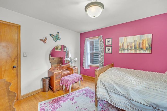 5006 N Ardmore AVENUE, Whitefish Bay, WI 53217