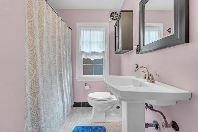 5006 N Ardmore AVENUE, Whitefish Bay, WI 53217