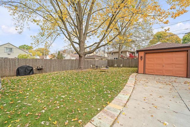 5006 N Ardmore AVENUE, Whitefish Bay, WI 53217