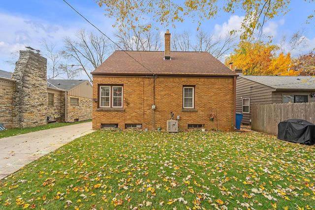 5006 N Ardmore AVENUE, Whitefish Bay, WI 53217