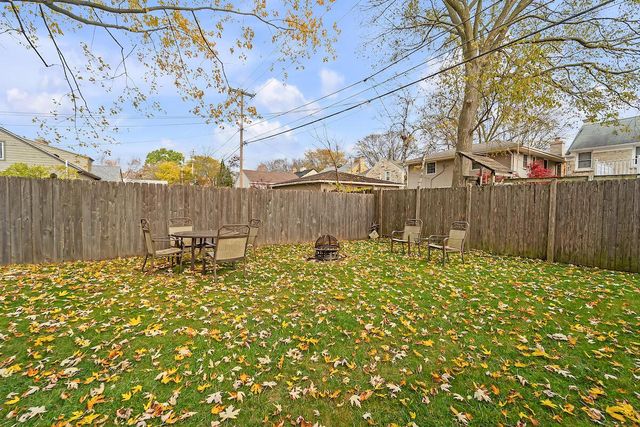 5006 N Ardmore AVENUE, Whitefish Bay, WI 53217