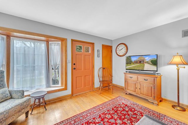 5006 N Ardmore AVENUE, Whitefish Bay, WI 53217