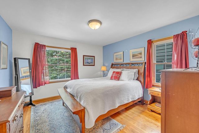 5006 N Ardmore AVENUE, Whitefish Bay, WI 53217