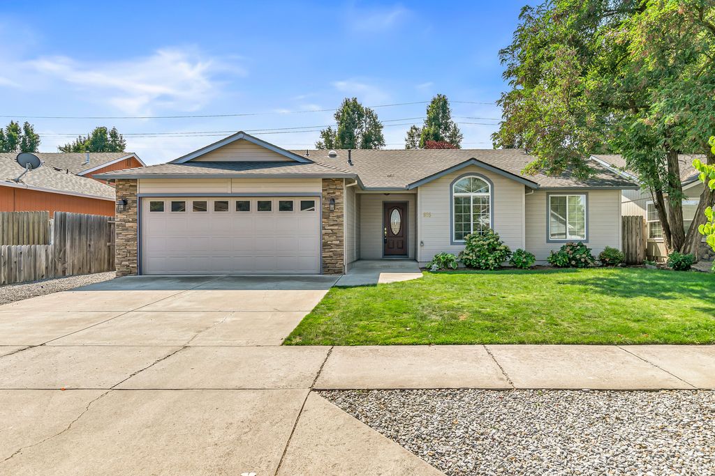 935 Hampton Way, Medford, OR 97501