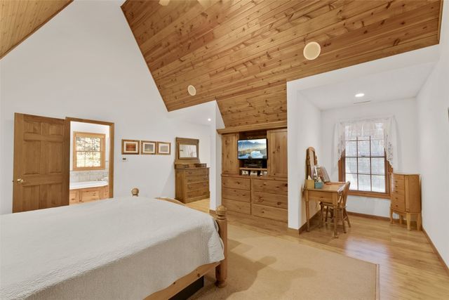 3098 Sandy Beach Road NE, Solon, IA 52333