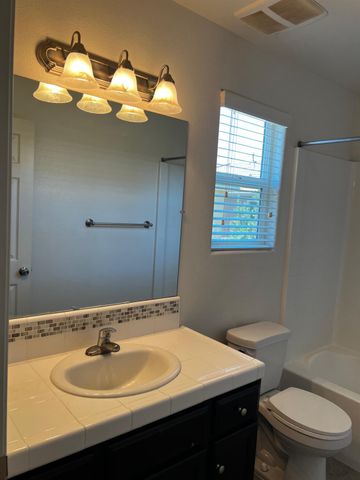 7037 N Creative Drive, Fresno, CA 93711