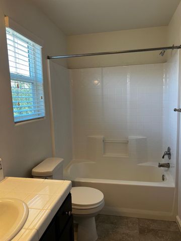 7037 N Creative Drive, Fresno, CA 93711