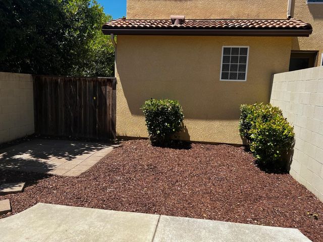 7037 N Creative Drive, Fresno, CA 93711