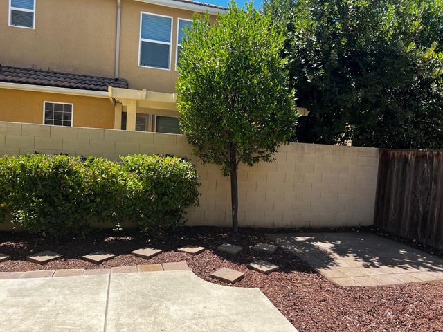 7037 N Creative Drive, Fresno, CA 93711