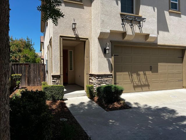 7037 N Creative Drive, Fresno, CA 93711