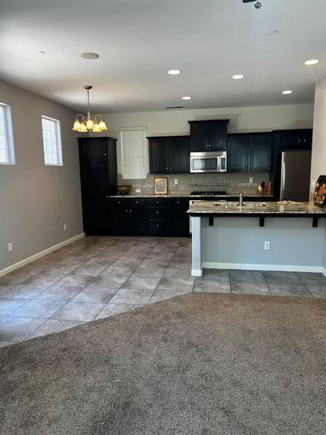 7037 N Creative Drive, Fresno, CA 93711