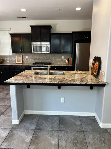 7037 N Creative Drive, Fresno, CA 93711