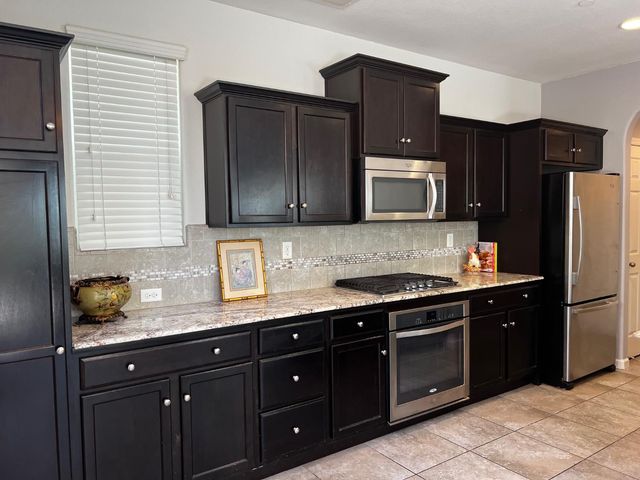 7037 N Creative Drive, Fresno, CA 93711