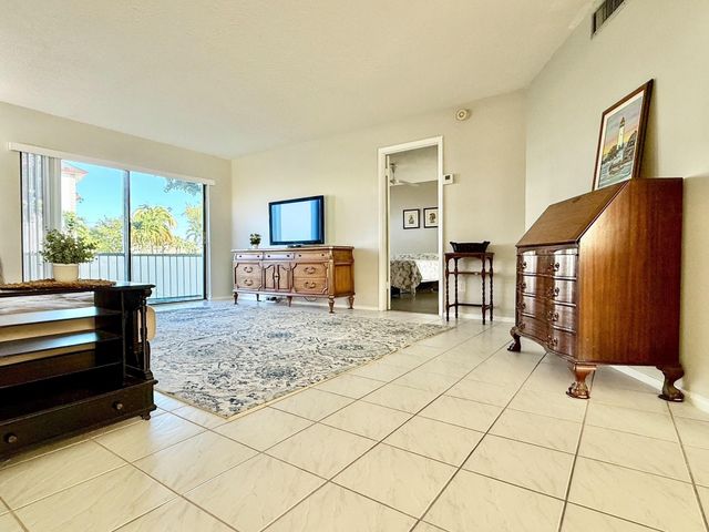 4401 NW 41st Street 104, Lauderdale Lakes, FL 33319