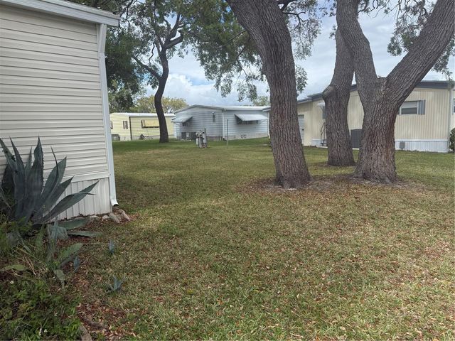 8044 WESTERN CIRCLE DRIVE, Brooksville, FL 34613