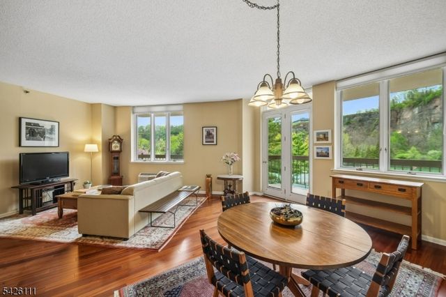 10 Smith Manor Blvd 114, West Orange Twp., NJ 07052