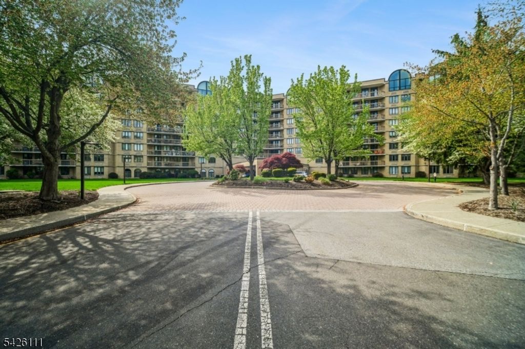 10 Smith Manor Blvd 114, West Orange Twp., NJ 07052