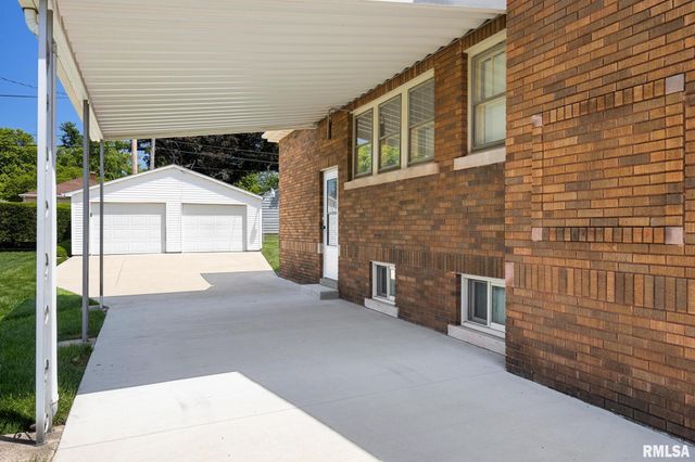 905 E CORRINGTON Avenue, Peoria, IL 61603