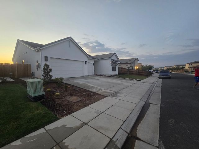 702 Atlantica Drive S, Madera, CA 93636