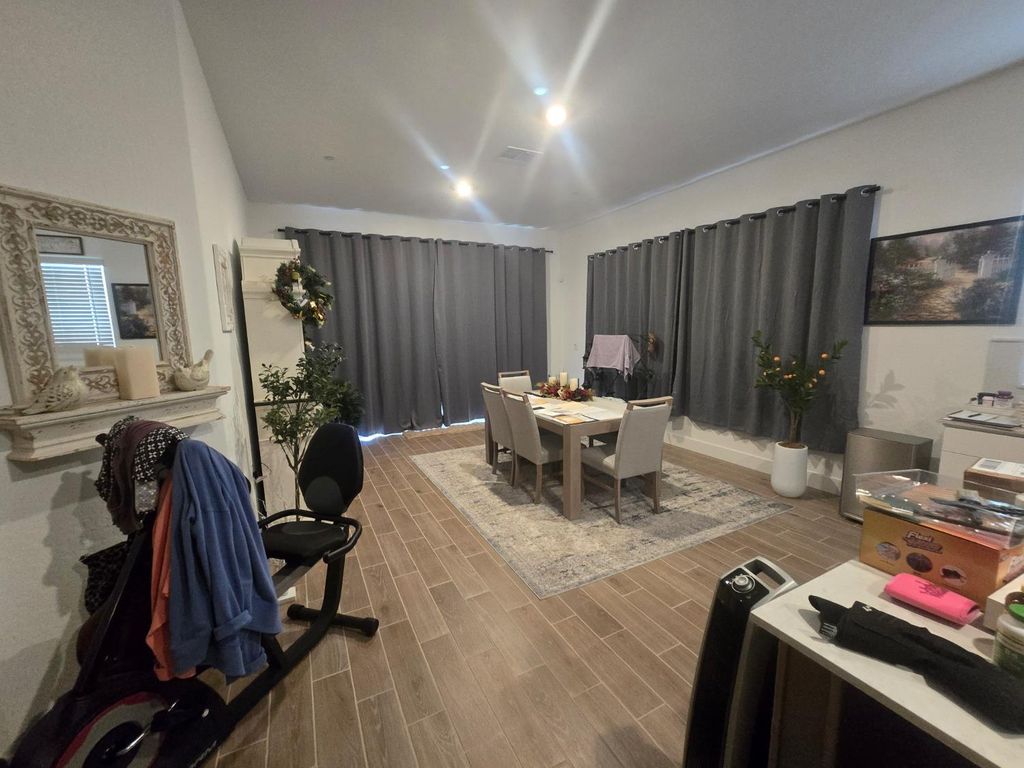 Image 14 of property listing at 702 Atlantica Drive S, Madera, CA 93636