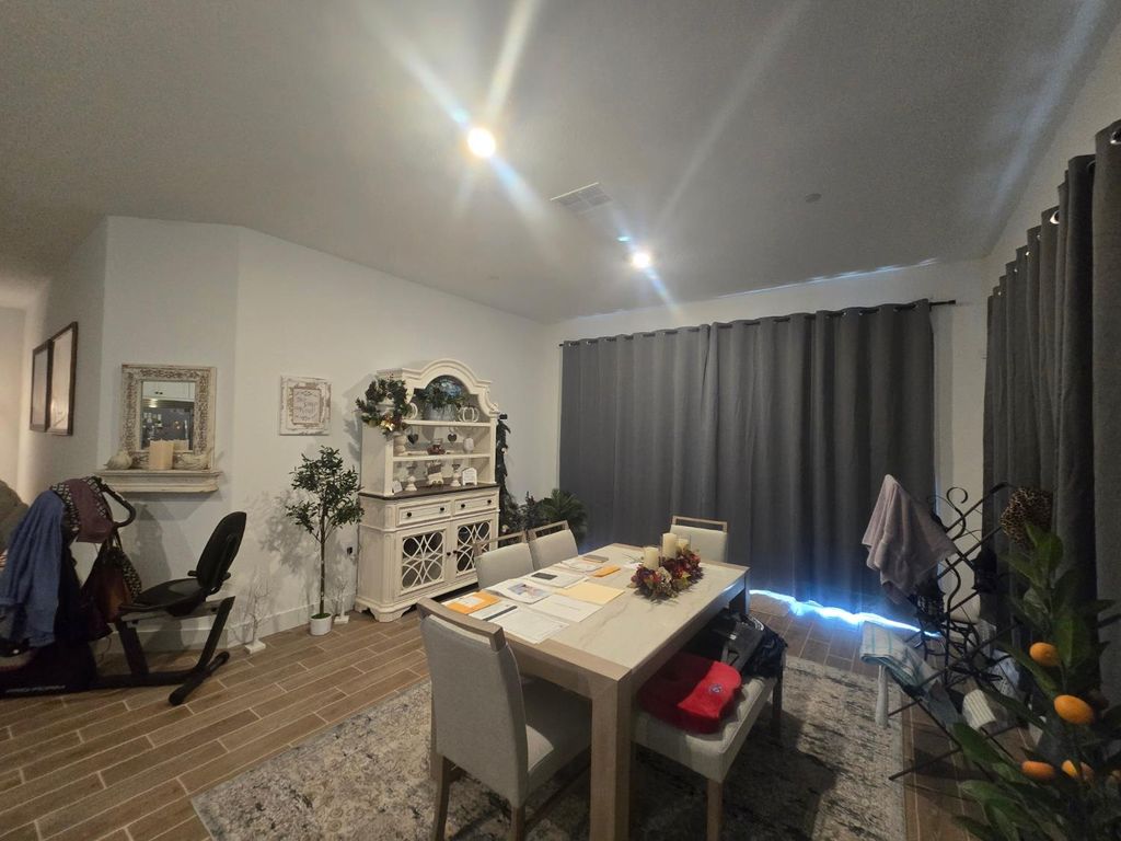 Image 15 of property listing at 702 Atlantica Drive S, Madera, CA 93636