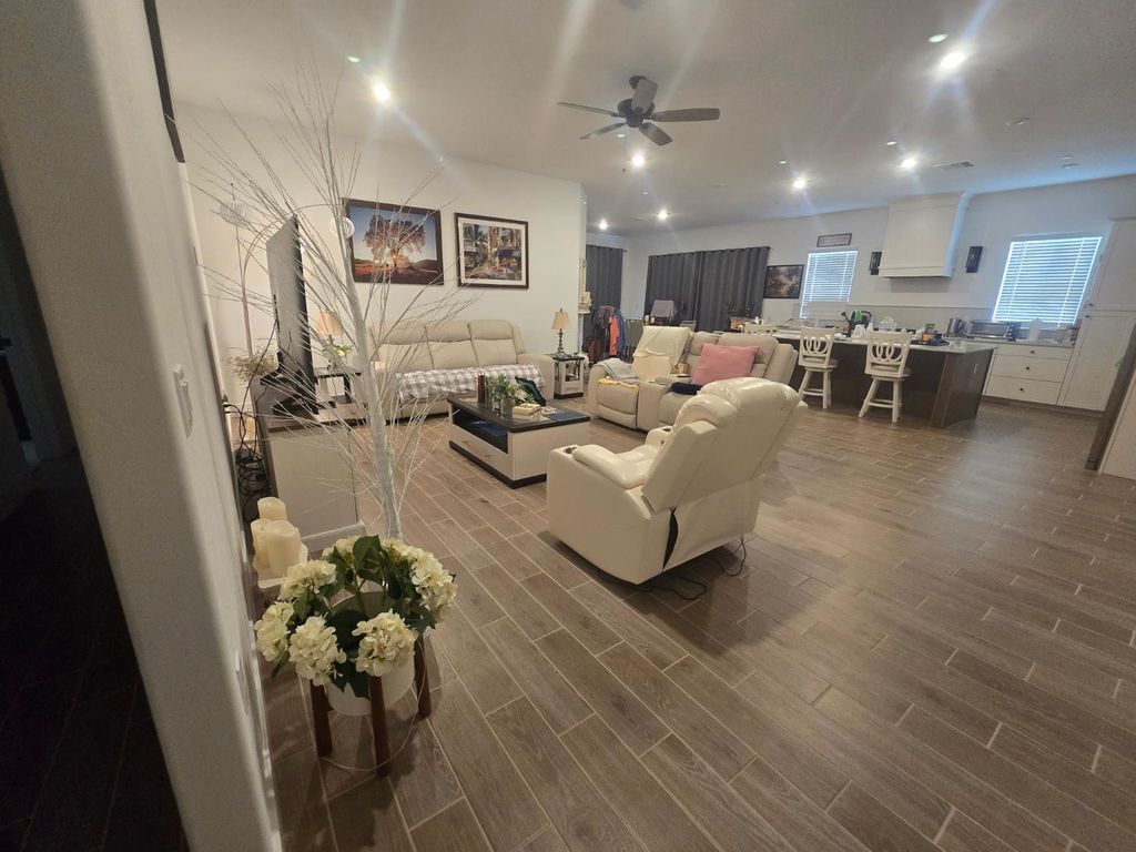Image 18 of property listing at 702 Atlantica Drive S, Madera, CA 93636