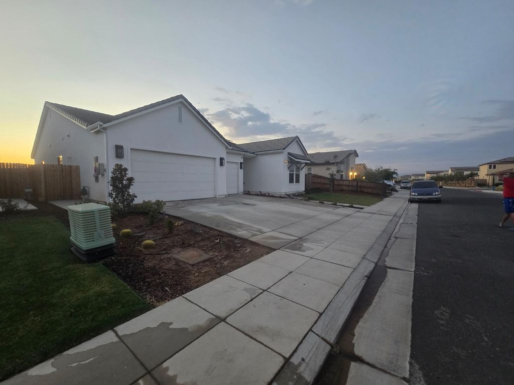 Image 2 of property listing at 702 Atlantica Drive S, Madera, CA 93636