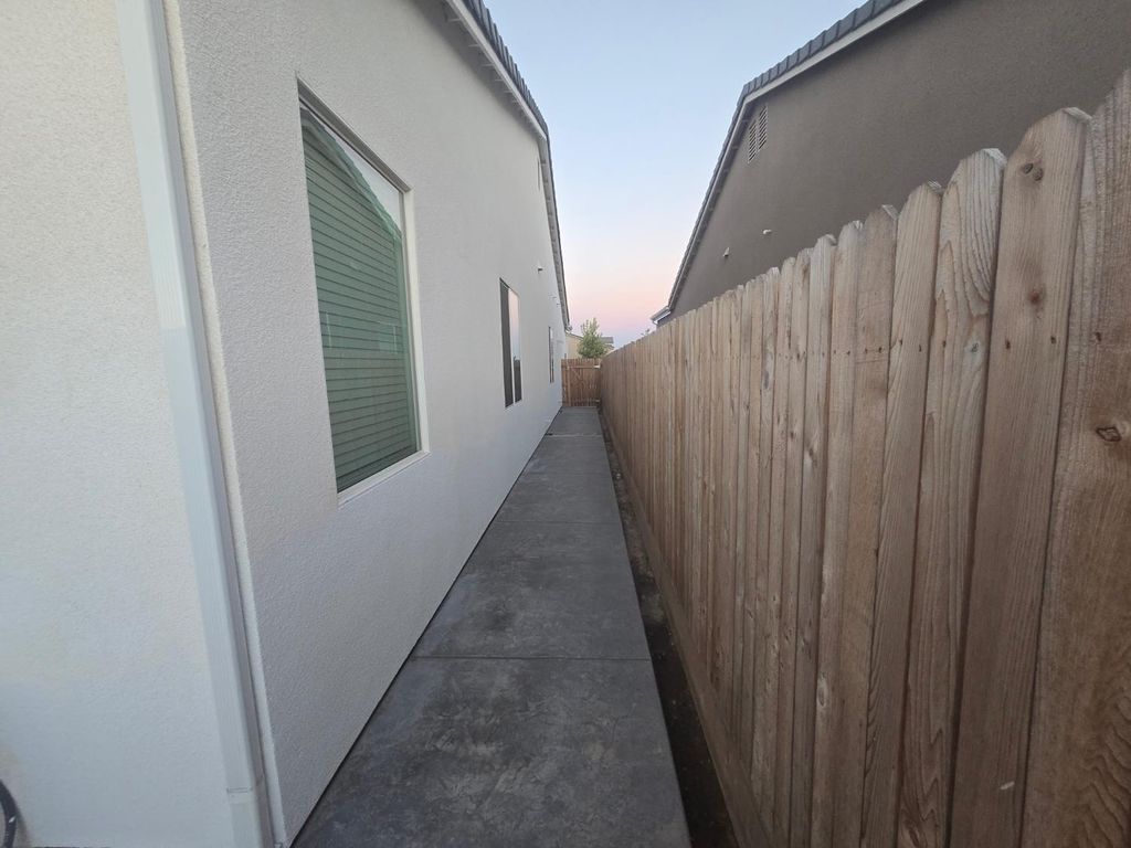 Image 36 of property listing at 702 Atlantica Drive S, Madera, CA 93636