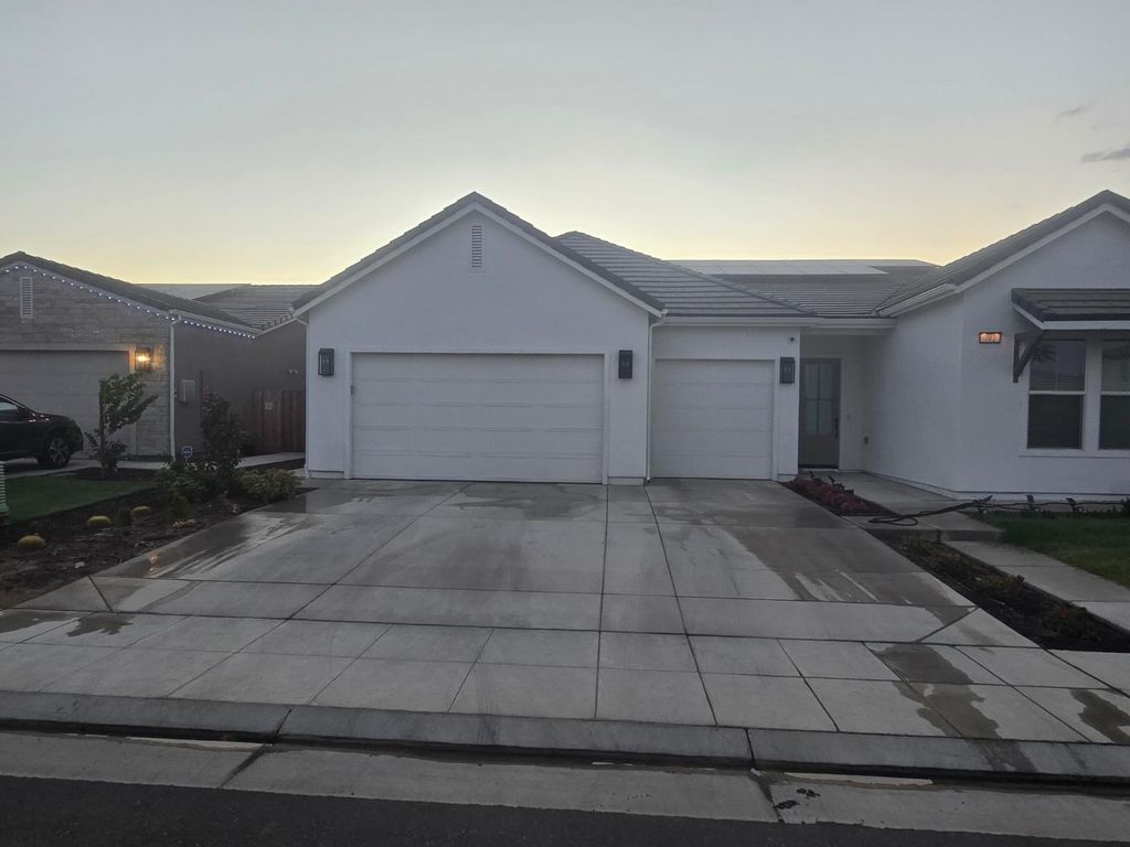 Image 4 of property listing at 702 Atlantica Drive S, Madera, CA 93636