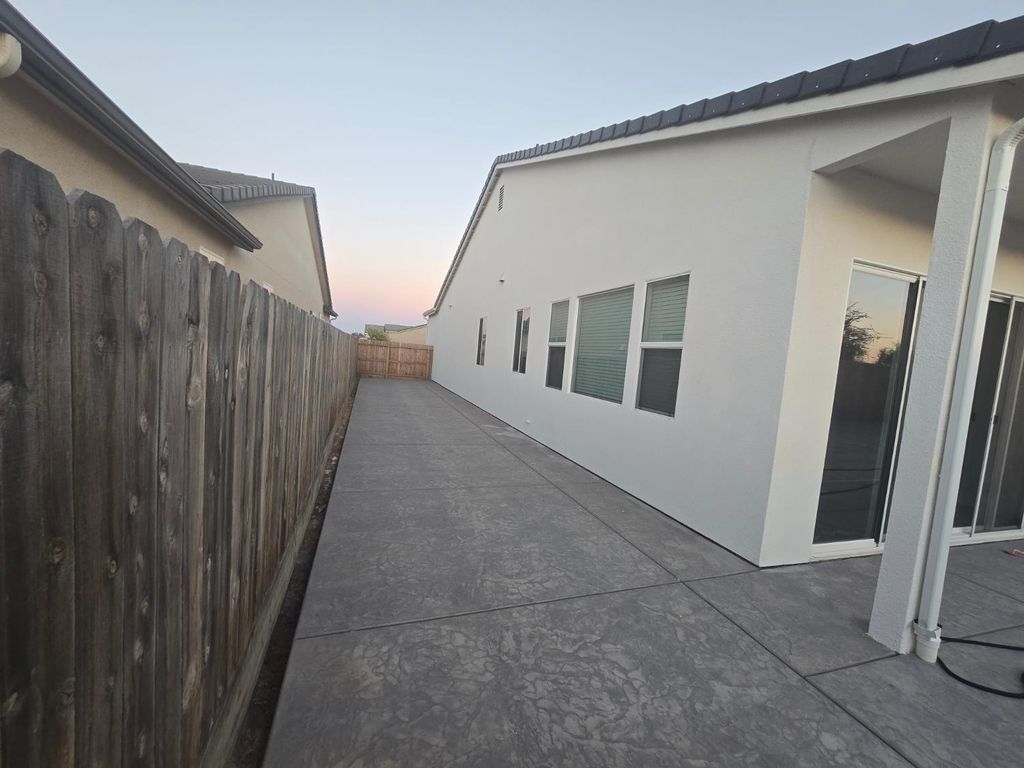 Image 40 of property listing at 702 Atlantica Drive S, Madera, CA 93636