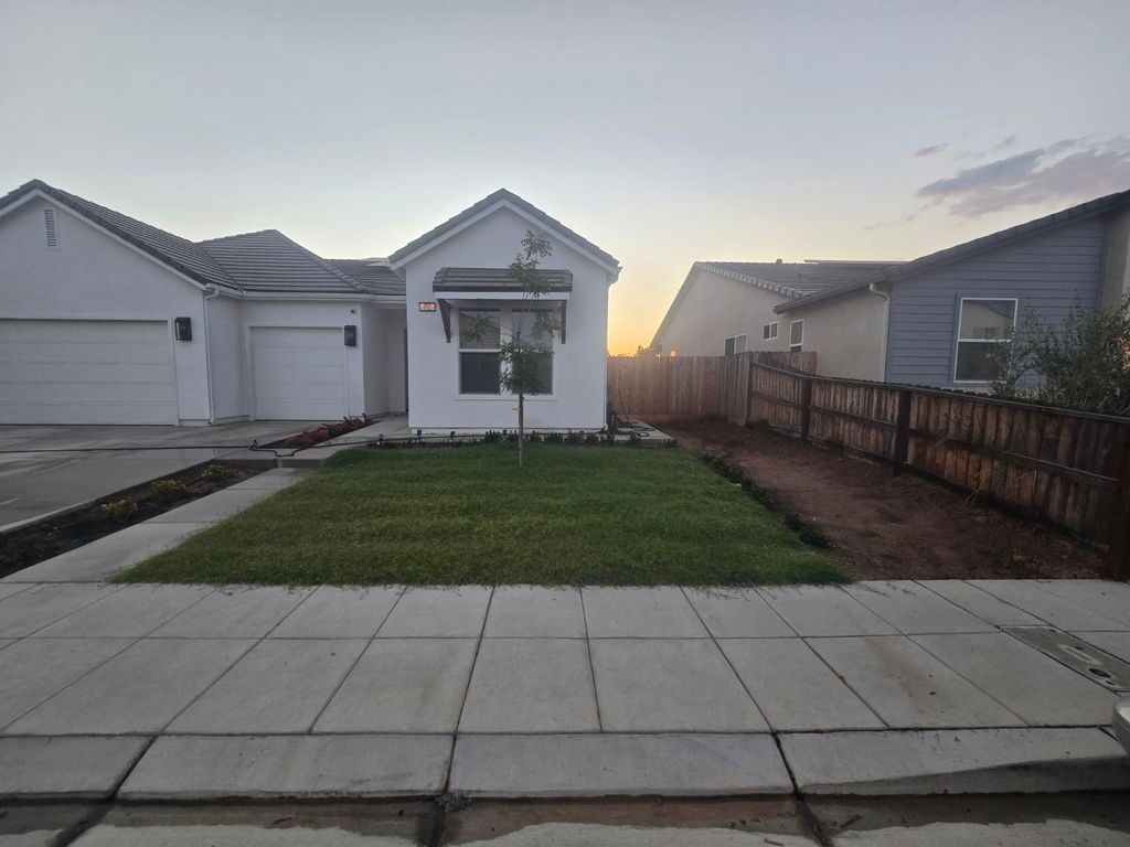 Image 5 of property listing at 702 Atlantica Drive S, Madera, CA 93636