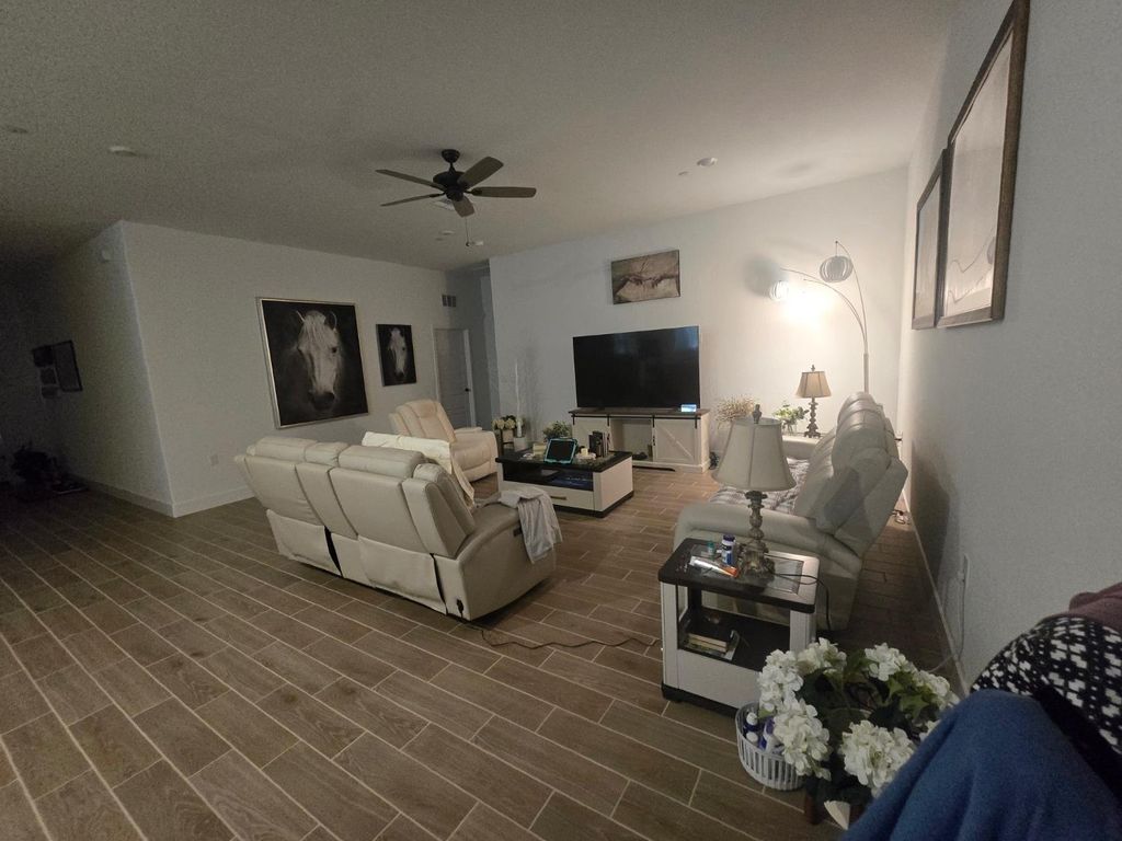 Image 8 of property listing at 702 Atlantica Drive S, Madera, CA 93636