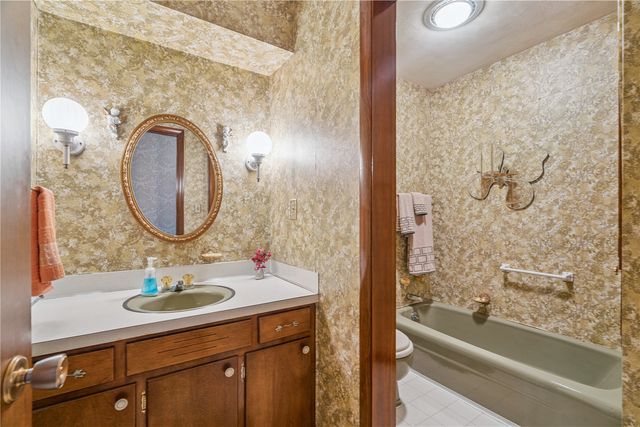 4565 Alice Road, Center Point, IA 52213