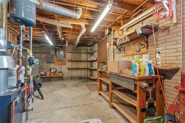 4565 Alice Road, Center Point, IA 52213