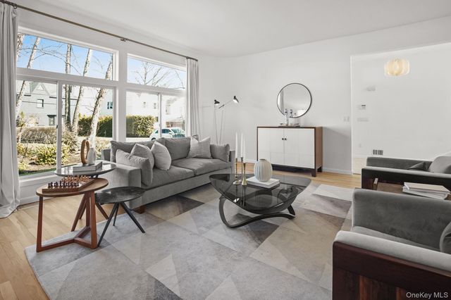 14 Old Colony Drive, Larchmont, NY 10538