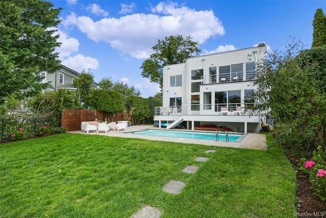 14 Old Colony Drive, Larchmont, NY 10538