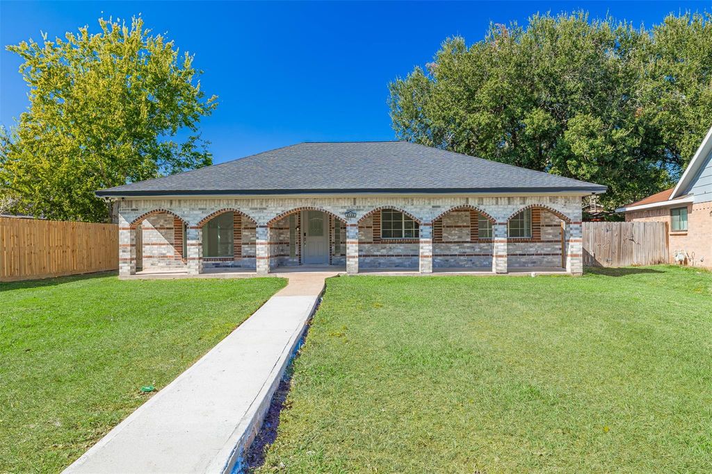 2122 Maple Circle, Rosenberg, TX 77471
