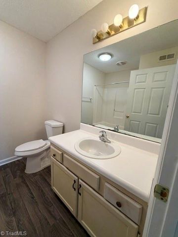 7129 Friendly Avenue D, Greensboro, NC 27410