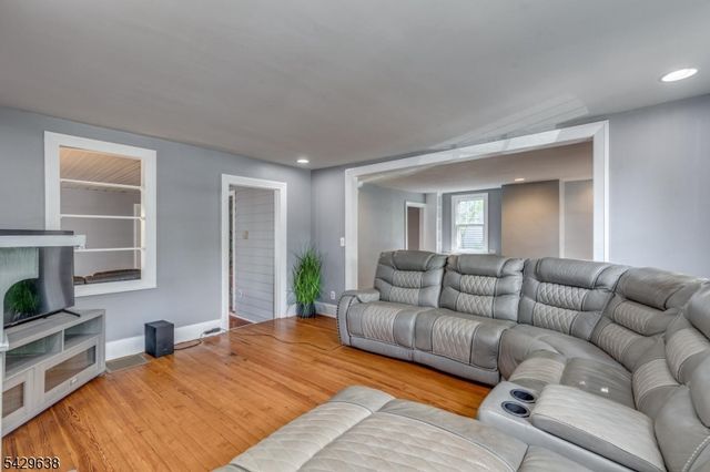 15 E 2nd St, Moorestown Twp., NJ 08057