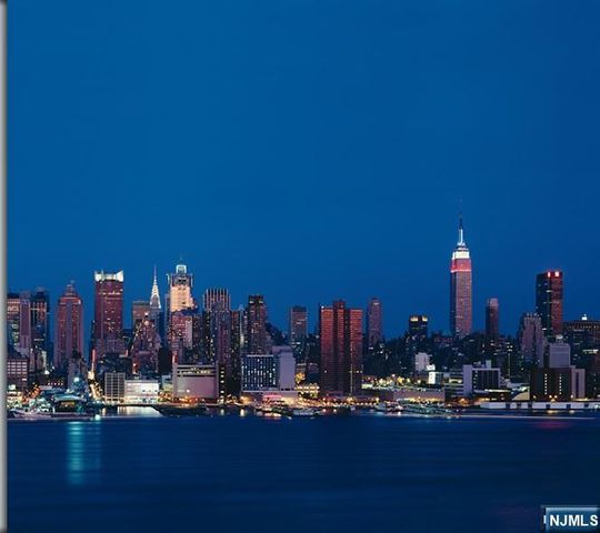 1125 Maxwell Lane 624, Hoboken, NJ 07030