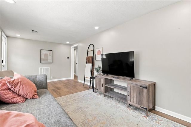 8804 E 47th Street, Kansas City, MO 64129