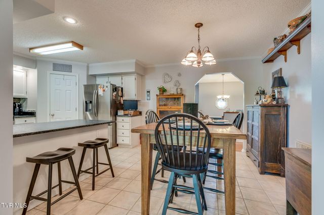 8 East Hunters Court, Johnson City, TN 37601