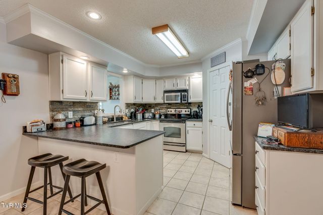 8 East Hunters Court, Johnson City, TN 37601