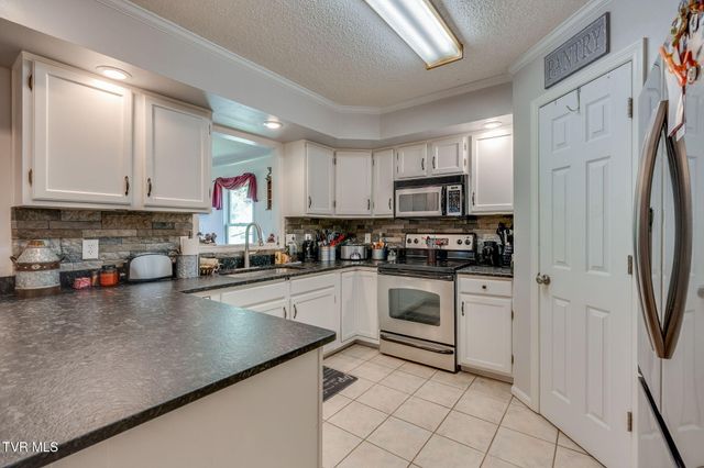 8 East Hunters Court, Johnson City, TN 37601