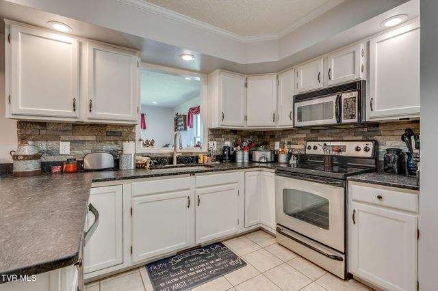 8 East Hunters Court, Johnson City, TN 37601