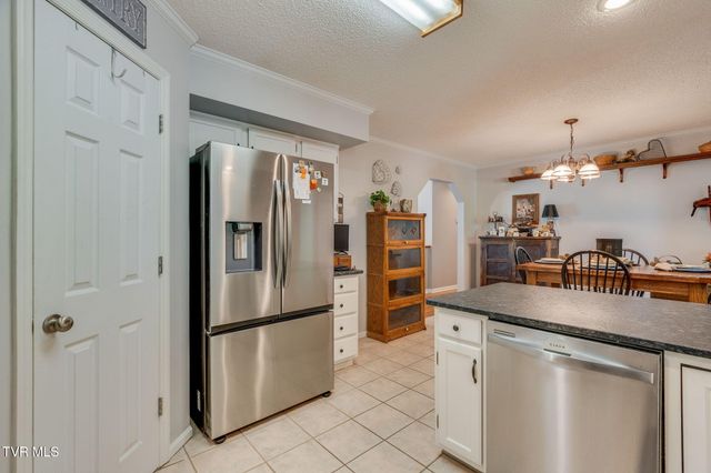 8 East Hunters Court, Johnson City, TN 37601