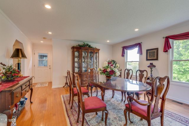 8 East Hunters Court, Johnson City, TN 37601