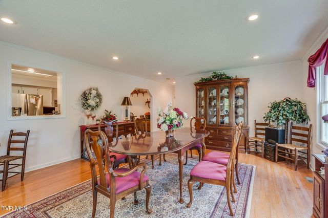 8 East Hunters Court, Johnson City, TN 37601