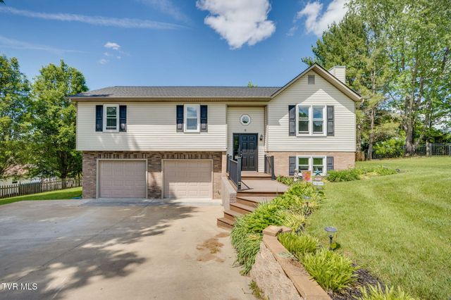 8 East Hunters Court, Johnson City, TN 37601