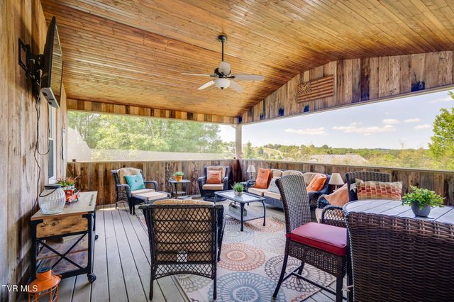 8 East Hunters Court, Johnson City, TN 37601